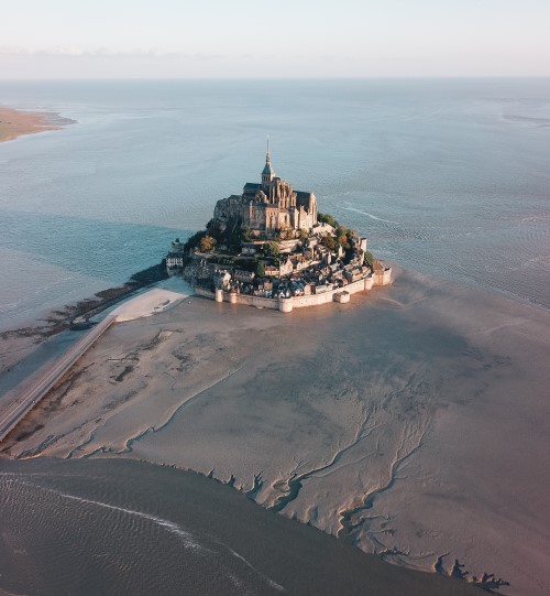 Survol du Mont Saint-Michel lors d'un saut en parachute à Breville-sur-Mer