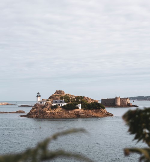 Vue sur la Baie de Morlaix et le Château du Taureau - Photo Unsplash de Geoffroy Hauwen