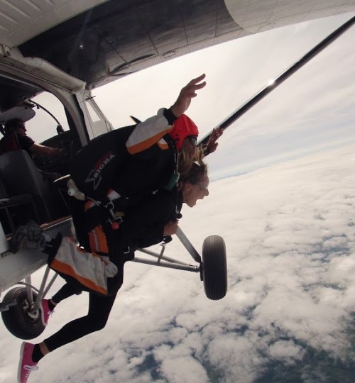 Saut en parachute tandem à la sortie de l'avion